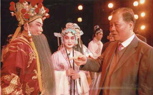 領(lǐng)導(dǎo)接見(jiàn)劇組演員